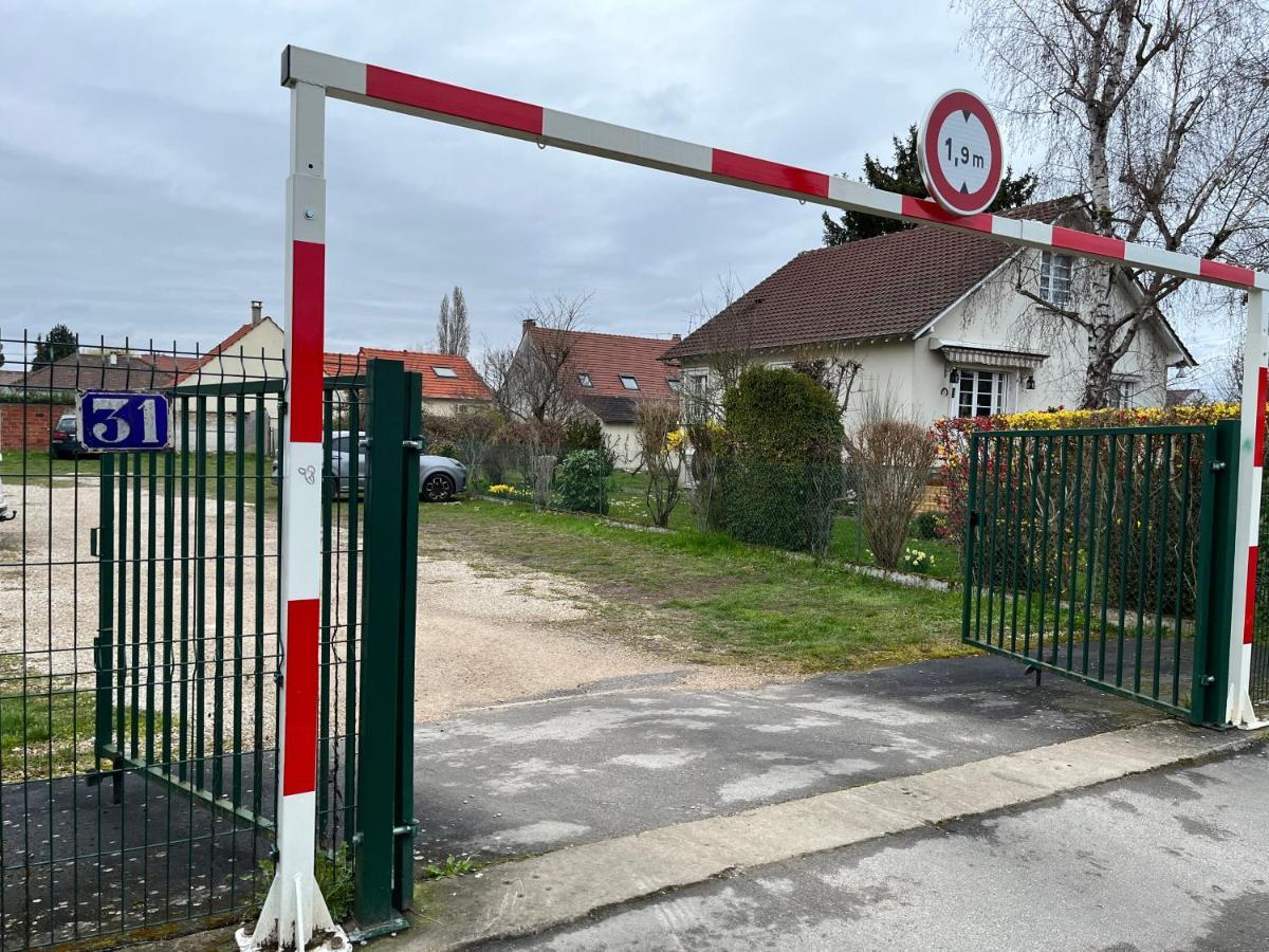 Gites Poirier Bazin Montry Buitenkant foto